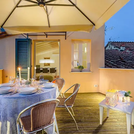 Apartamento Casa Cachi 3, Breathtaking Views Of From A Spacious Furnished Terrace Inside The Walls Lucca